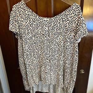 Women’s XXL Old Navy Blouse w/ flutter sleeves.